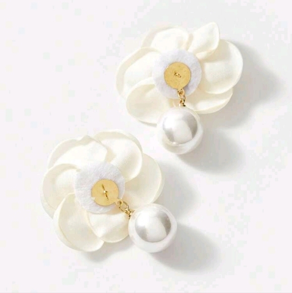 NWT Elegant Ivory Flower & Pearl Design Stud Earrings - Picture 6 of 14